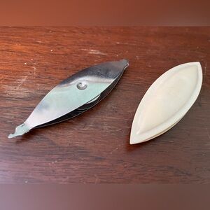 Vintage tatting shuttles lot of two
